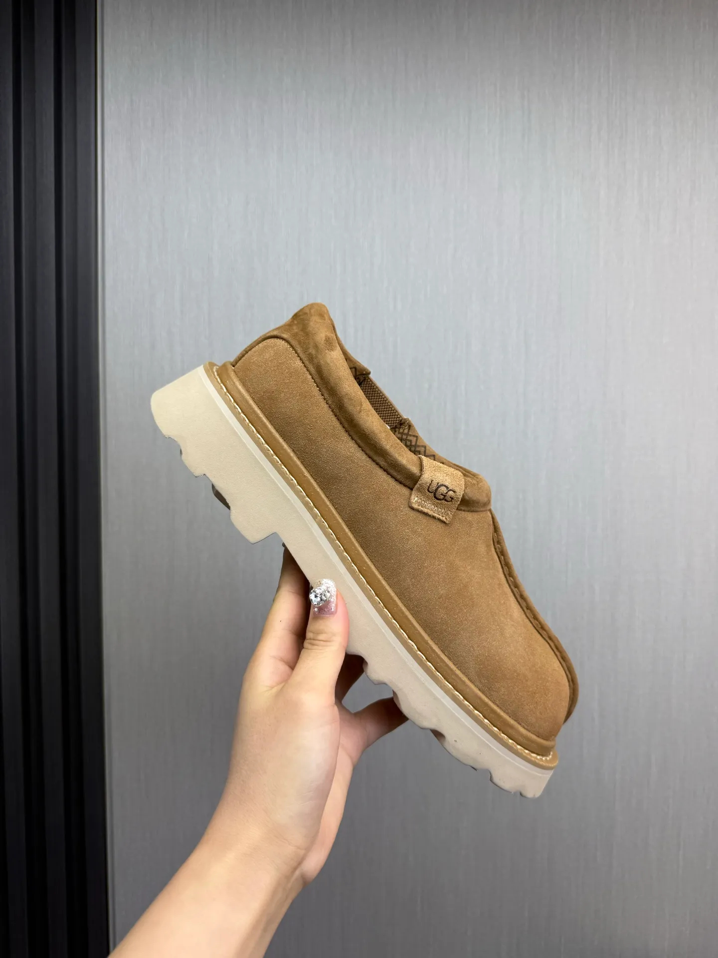 Men's shoes 💰560💰 New UGG fur integrated men's simple and fashionable snow boots. The most worth buying at the end of this year are warm casual shoes. Whether you are out and about at home, their comfortable and warm performance will be your most suitable fashion companion! The material is cowhide upper and imported wool is used inside. Warm and comfortable! The eva+ rubber patch outsole is cushioned, non-slip and wear-resistant, and has good elasticity. It is light and wear-resistant, comfortable and soft, and the new simple cut is more fashionable. It has both practicality and fashion sense, so you no longer have to worry about how to match it in winter, while still maintaining your fashionable taste. High-quality genuine wool. Look at the details for the material! Size: 39-40-41-42-43-44-44 sneaker size